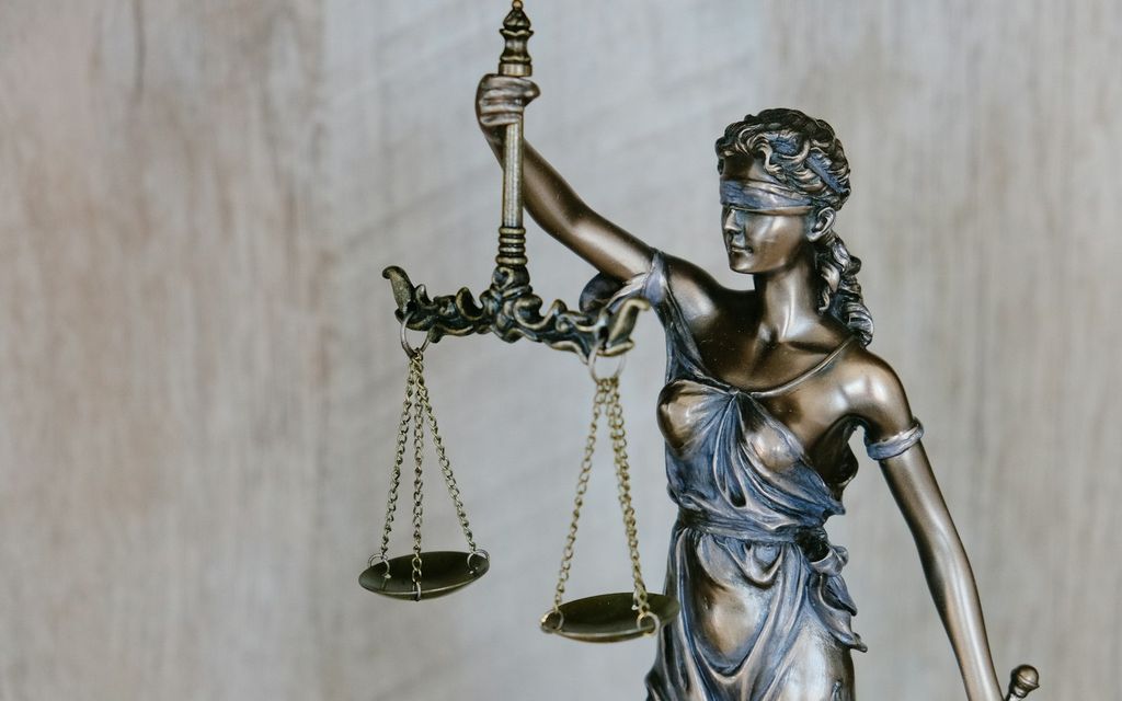 Adalet terazisi ve hukuk kitapları ile profesyonel hukuk ofisi