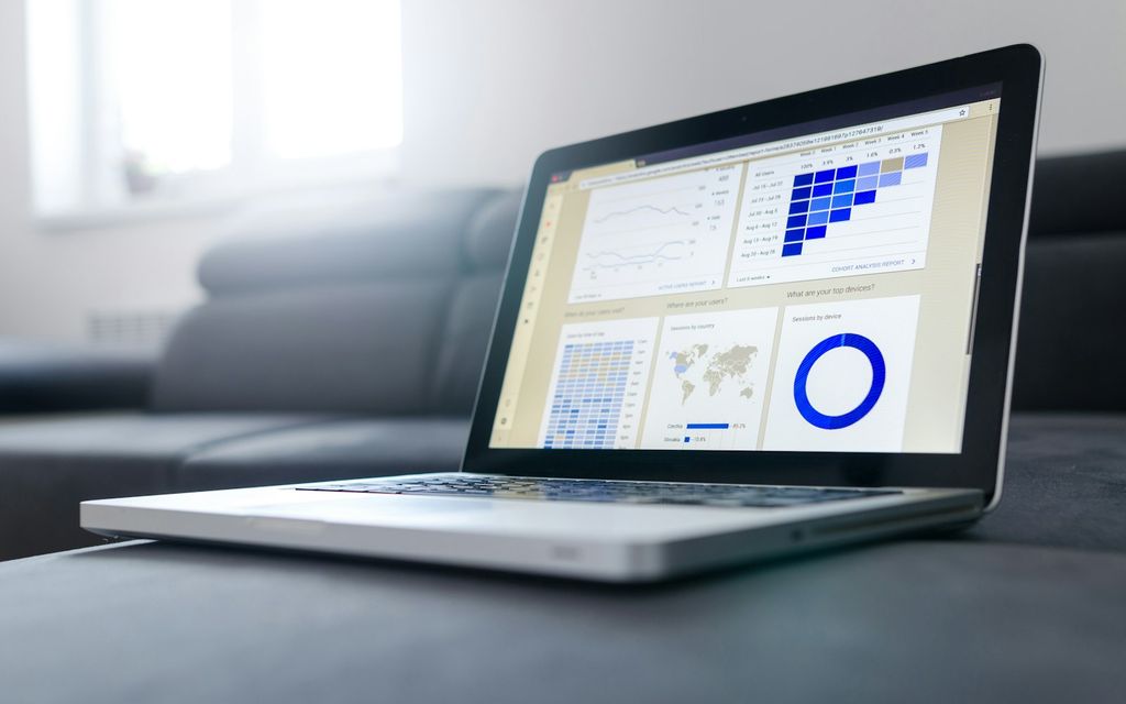 Kriz yönetimi sırasında veri panolarını inceleyen profesyonel ekip
