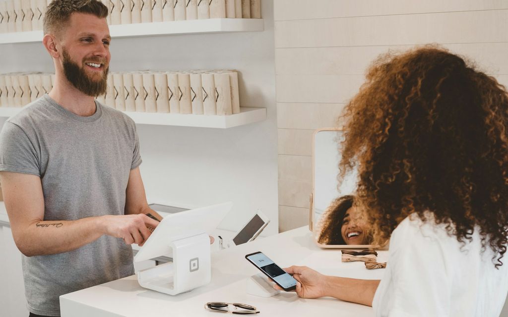 Çevrimiçi mağazayı gösteren dizüstü bilgisayar yanında kargolanmak üzere hazırlanan e-ticaret paketi