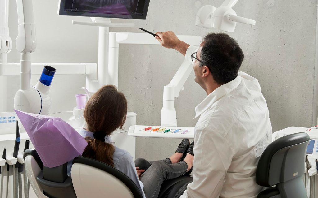 Sıcak atmosfere sahip modern diş kliniği resepsiyonu