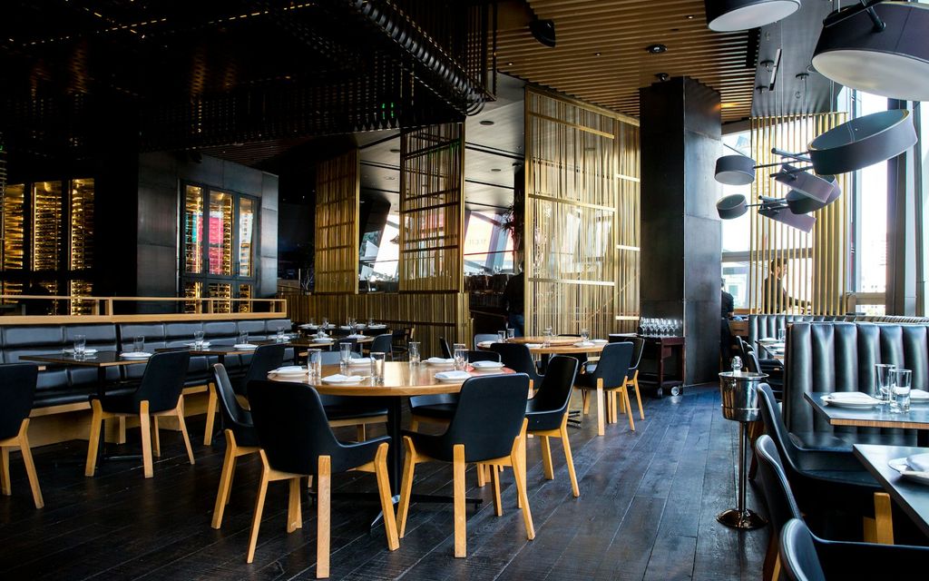 Yoğun sezon döneminde kalabalık restoran ve müşteri deneyimi